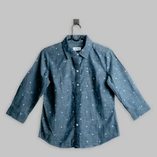 Camicia in lino su appendiabiti